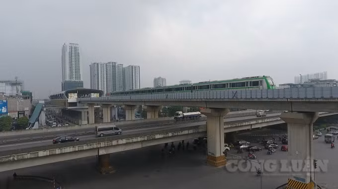 Được biết, trong 20 ngày chạy thử, các nhà ga đều có nhân viên người Việt Nam ứng trực tại phòng điều khiển, phòng bán vé, trên sân ga; các bảng điện tử, loa phát thanh hoạt động để hướng dẫn người đi tàu. Hơn 600 nhân viên sẽ chia 2 ca làm việc, vận hành các hạng mục trong nhà ga và khu trung tâm điều hành, khu bảo dưỡng sửa chữa, giống như khai thác thương mại.