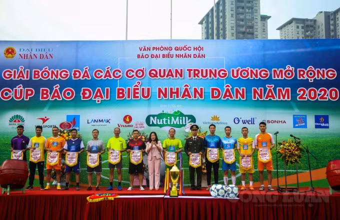 Trưởng ban Tổ chức giải đấu, Phó Tổng biên tập Báo Đại biểu Nhân dân Phạm Thị Thanh Huyền trao cờ lưu niệm cho các đội bóng