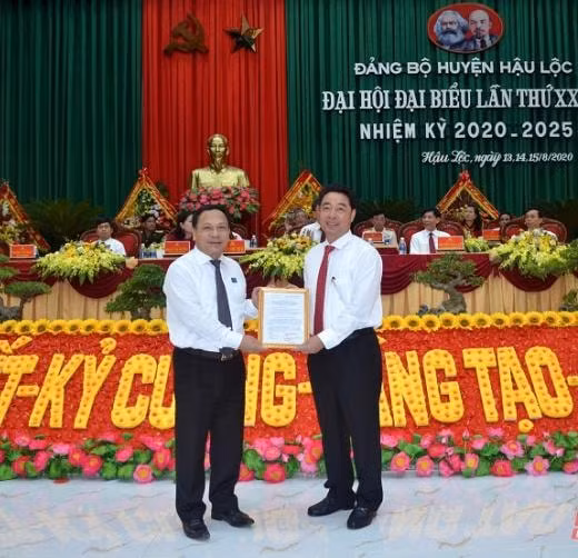 Ông Nguyễn Minh Hoàng (phải), Phó Bí thư Huyện ủy Hậu Lộc là một trong số những nhân sự được BTV Tỉnh ủy Thanh Hóa chỉ định chức vụ tại đại hội. Ảnh: TL