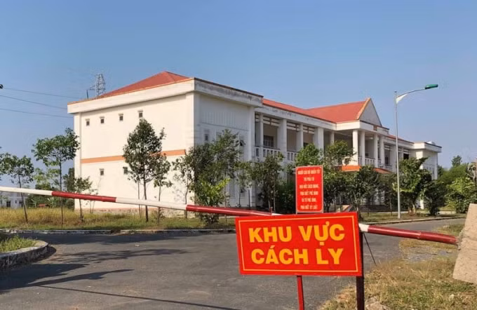 Nam thanh niên dương tính với SARS-CoV-2 được rời khu cách ly về nhà. Ảnh: TL.