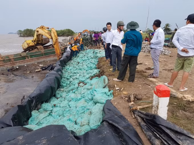 Các cơ quan chức năng tỉnh Cà Mau thực hiện khắc phục, phòng ngừa vỡ đê biển.