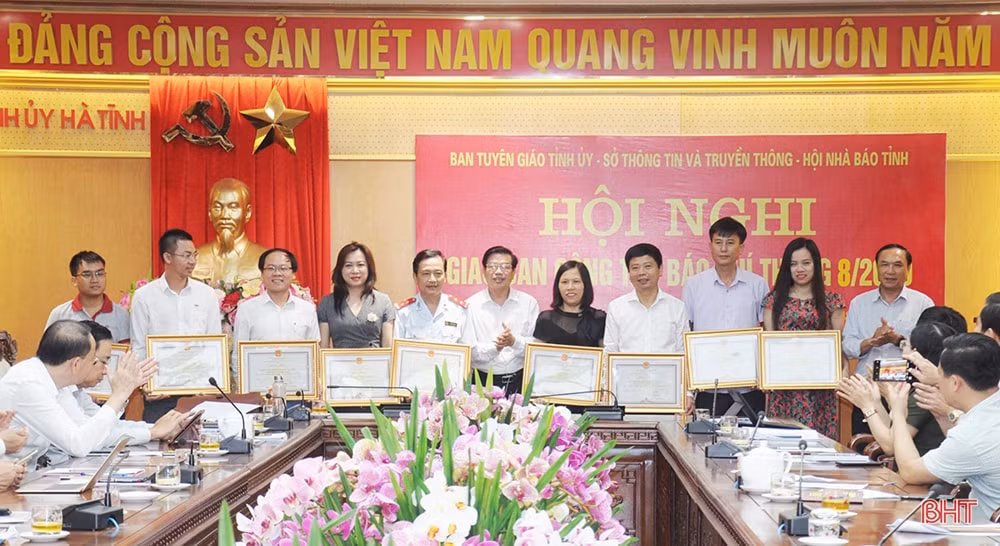 UBND tỉnh cho 5 tập thể, 5 cá nhân có thành tích xuất sắc trong công tác tuyên truyền phòng chống Covid-19. Ảnh: Báo Hà Tĩnh