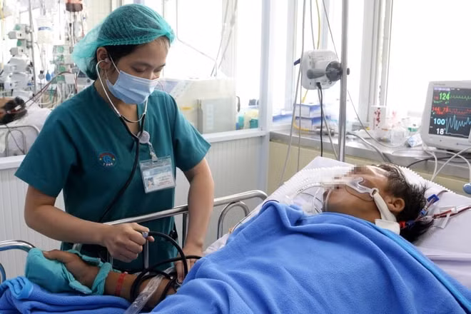 Ông T. đang được điều trị tích cực ở Bệnh viện Chợ Rẫy. Ảnh: Bệnh viện Chợ Rẫy.