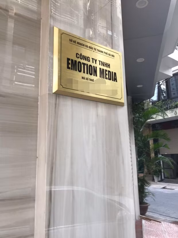 Nhà riêng đồng thời là trụ sở công ty của Trọng Hưng ở Hà Nội cũng là một căn nhà bề thế, 2 mặt tiền