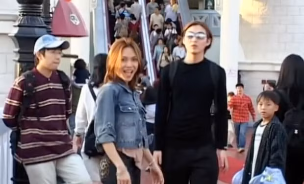 Chàng trai áo đen chính là Kim Hak?