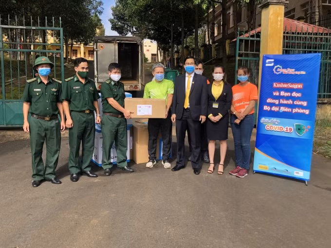 Đại diện Thời báo Kinh tế Sài Gòn và Nam A Bank trao vật phẩm y tế cho đại diện Bộ chỉ huy Bộ đội Biên phòng tỉnh Đắk Nông.