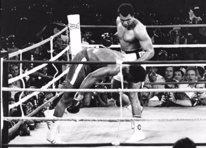 Võ sĩ quyền Anh Ali hạ knock-out George Foreman. Ảnh: internet.
