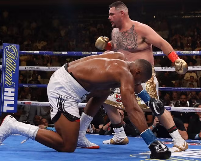 Andy Ruiz Jr hạ knock-out quyền vương nước Anh Anthony Joshua. Ảnh: internet.