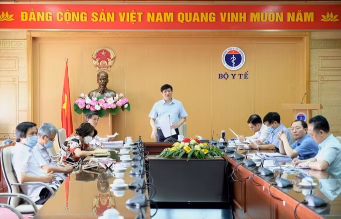 Theo quyền Bộ trưởng Y tế Nguyễn Thanh Long thì ngành y phải nổ lức gấp 2 đến 3 lần trong công cuộc chống dịch COVID -19 (ảnh TL).