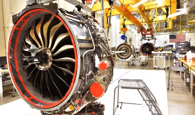 Các kỹ thuật viên chế tạo động cơ LEAP cho máy bay phản lực tại nhà máy General Electric tự động hóa cao ở Lafayette, Indiana. Một điệp viên Trung Quốc đã bị bắt khi cố gắng đánh cắp bí mật. Ảnh: Reuters