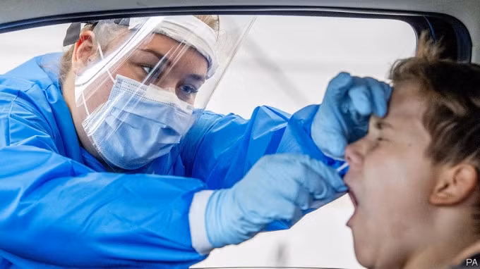 Lấy mẫu xét nghiệm. Ảnh: PA