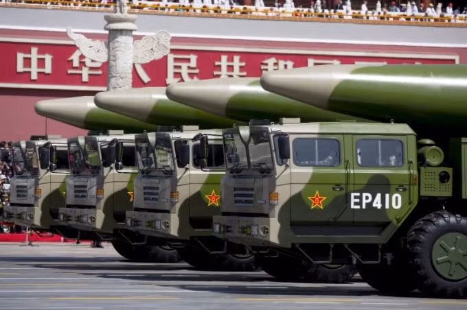 Một tên lửa DF-26 đã từ Thanh Hải bay vào Biển Đông hôm thứ Ba, theo một nguồn tin thân cận với quân đội Trung Quốc - Ảnh: Reuter