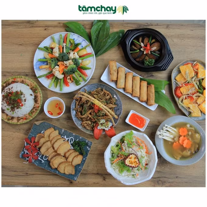 Mâm cỗ chay tầm 800k gồm 9 món: 1. Salad chanh leo, 2. Xôi hoàng đế, 3. Nấm nướng, 4. Măng tây xào ngũ sắc, 5. Nấm hoàng đế, 6.Nem mùa xuân, 7. Chả rong khoanh kho tộ, 8. Nấm xào sả ớt, 9. Canh nấm hoàng đế. (Ảnh tamchay)