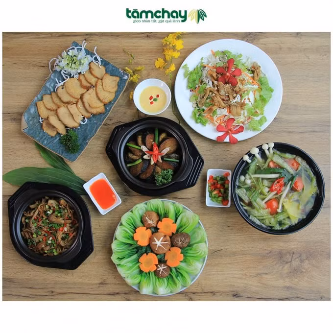 Mân cỗ chay khoảng 500k gồm 6 món: 1. Salad mùa xuân, 2. Nấm rim, 3. Chả rong khoanh kho tộ, 4. Nấm hoàng đế chiên, 5. Rau xào sốt nấm củ quả, 6. Canh chua cung đình. (Ảnh tamchay)