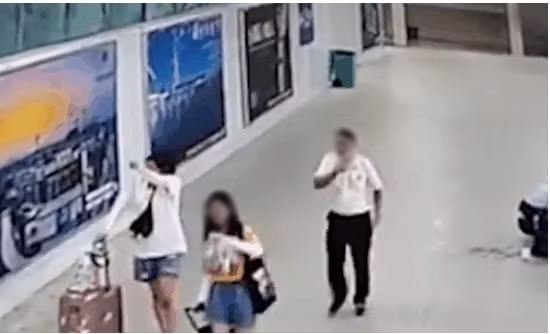 Hai cô gái liên tục lau nước mắt sau khi mọi việc đã xong xuôi. (Ảnh cắt từ clip)