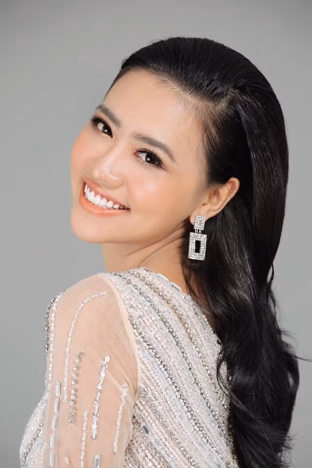 Ánh My sở hữu vóc dáng thon gọn, đôi mắt to tròn, và đặc biệt là mái tóc đen dài rất cuốn hút.