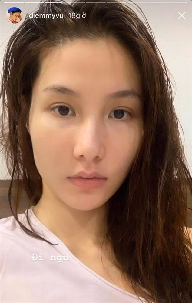 Trên trang cá nhân, Diễm My nhiều lần khoe ảnh selfie không son phấn và hoàn toàn tự tin vào khuôn mặt tự nhiên. Phải thừa nhận, khi thiếu đi lớp trang điểm cô không còn sắc sảo như trên sóng truyền hình. Tuy nhiên, làn da trắng hồng, đều màu và căng mịn của Diễm My vẫn khiến hội chị em mê mẩn và ngưỡng mộ.