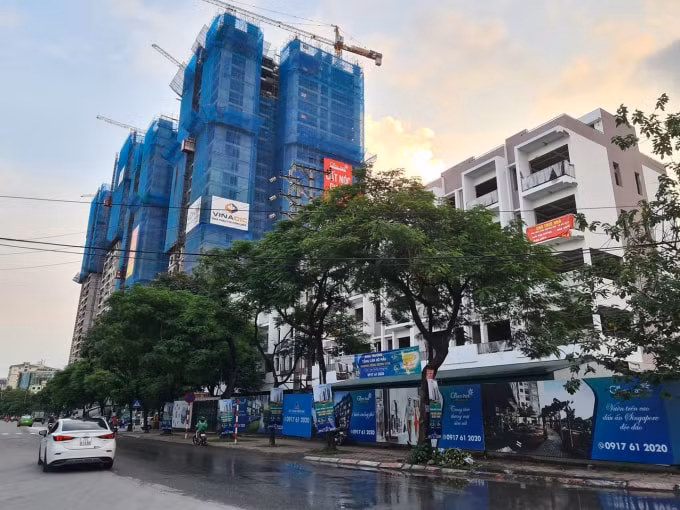 Chủ đầu tư dự án Phương Đông Green Park liên tiếp bị cơ quan chức năng xử phạt vì vi phạm trật tự xây dựng. Ảnh: TL