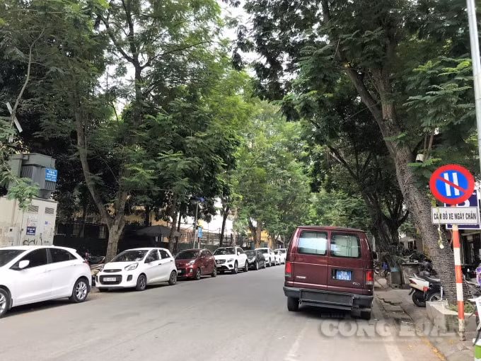 Các phương tiện ngang nhiên dừng đỗ sai quy định ngay dưới chân biển cấm