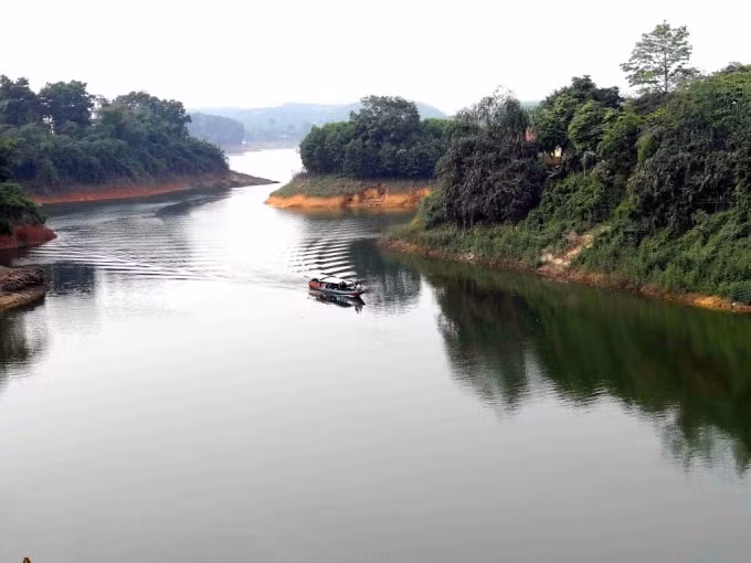 Còn nhiều phương tiện thủy gia dụng có gắn động cơ chưa đăng ký, đăng kiểm tại khu vực lòng hồ thủy điện Thác Bà. Ảnh minh họa