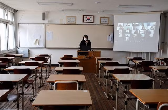 Một giáo viên dạy trực tuyến ở Seoul, Hàn Quốc. Ảnh: Reuters