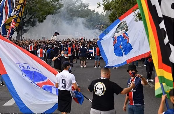 Hàng ngàn người hâm mộ Paris Saint-Germain (PSG) đã đổ xuống đường phố Paris. Ảnh: internet.