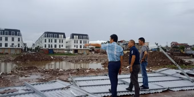 Ông Nguyễn Ngọc Ninh - Chủ tịch UBND phường Vĩnh Niệm và phóng viên tại thực địa.