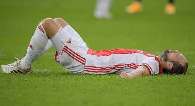 Cầu thủ Daley Blind bất ngờ ngã quỵ ở trận đấu với Hertha Berlin. Ảnh: internet.