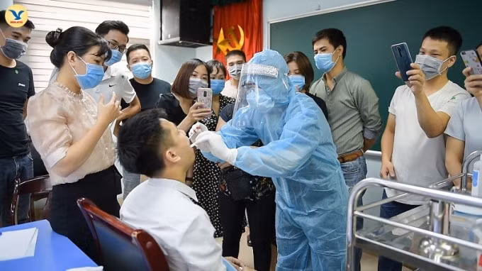 Các học viên được hướng dẫn chuẩn bị dụng cụ lấy mẫu họng hầu, mũi hầu làm xét nghiệm SARS-CoV-2. Ảnh: P.V