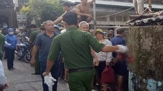 Lực lượng chức năng khám nghiệm hiện trường, điều tra nguyên nhân vụ nổ. Ảnh: TL.