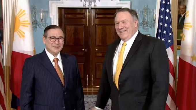 Ngoại trưởng Philippines Teodoro Locsin và Ngoại trưởng Mỹ Mike Pompeo trong một cuộc gặp tháng 12/2018 - Ảnh: Reuters