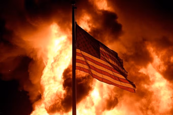 Lá cờ Mỹ tại trong biển lửa ở Wisconsin hôm 25/8. Ảnh: Reuters