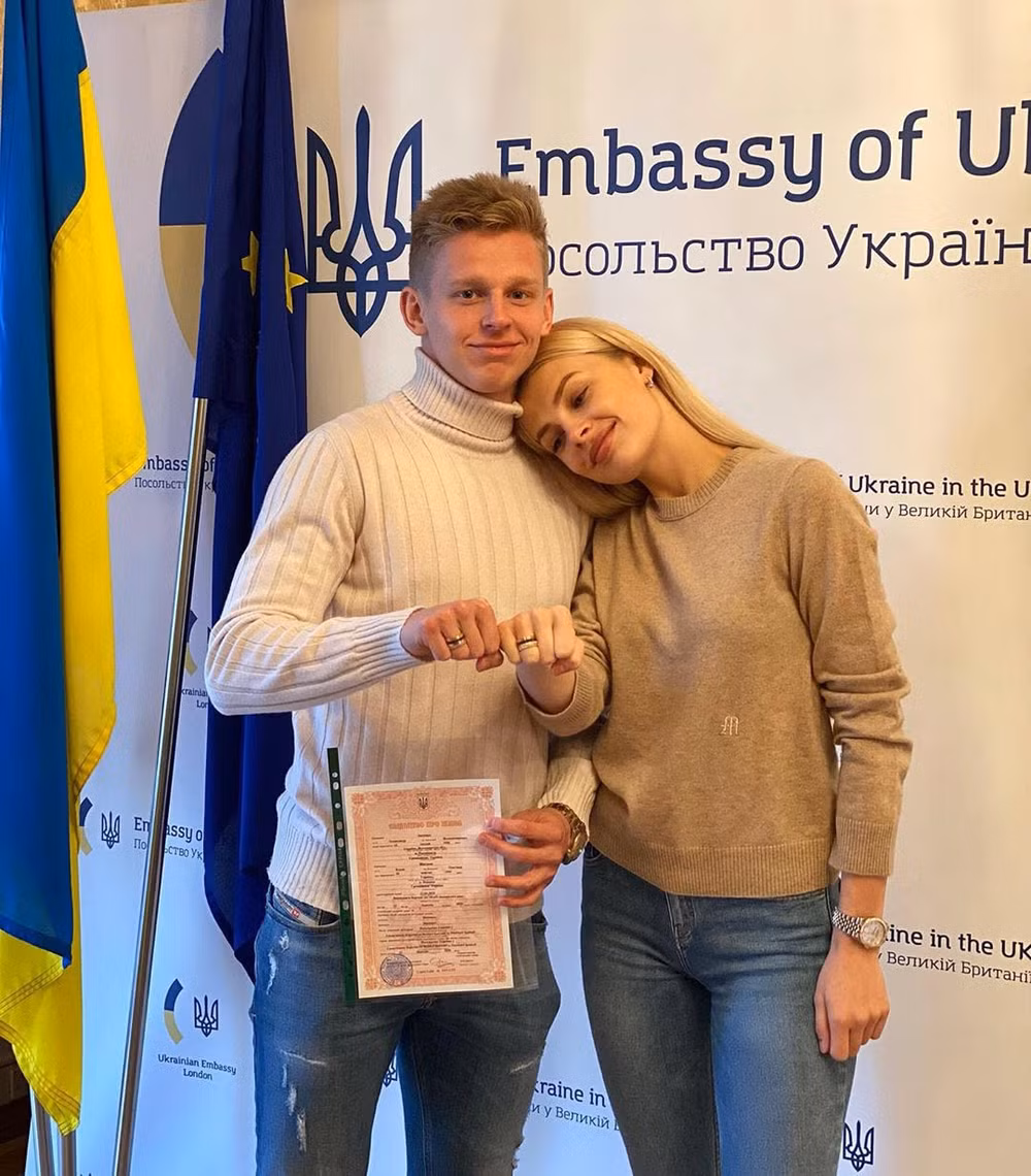 Zinchenko và Vlada Sedan cũng không được hưởng trọn vẹn hạnh phúc. Ảnh: internet.