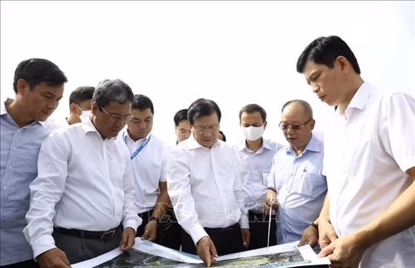 Phó Thủ tướng Trịnh Đình Dũng kiểm tra công tác quy hoạch sân bay quốc tế Nội Bài. Ảnh: TTXVN