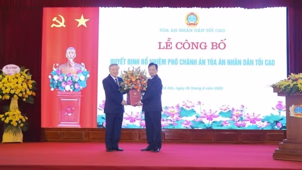 Chánh án TAND tối cao Nguyễn Hoà Bình trao Quyết định bổ nhiệm ông Nguyễn Văn Tiến, giữ chức vụ Phó Chánh án TAND tối cao