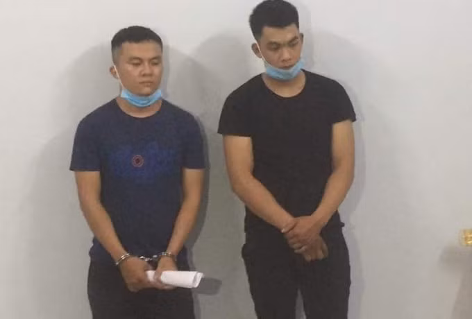 Hai đối tượng làm giả giấy tờ, biển số xe bị bắt giữ.