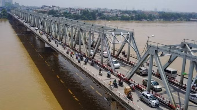 Sở GTVT Hà Nội sẽ thí điểm cấm xe hợp đồng trên 16 chỗ lưu thông qua cầu Chương Dương trong 1 tháng. Ảnh: TL