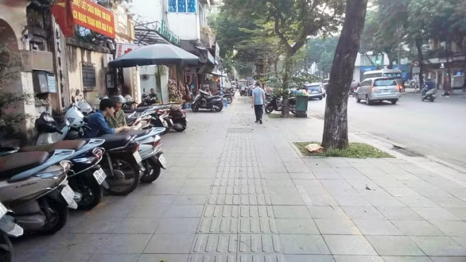 Hà Nội thông báo khẩn tìm tài xế chở bệnh nhân COVID-19 mới phát hiện trên phố Bà Triệu. Ảnh: TL.