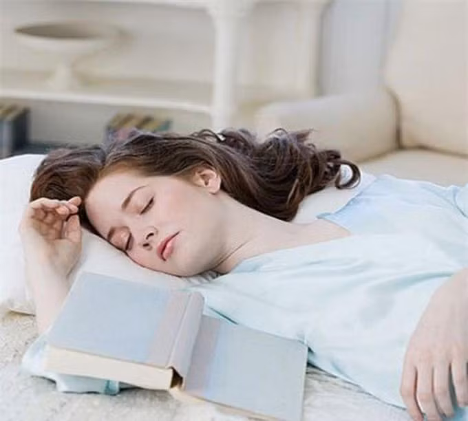 Người trẻ đối mặt nguy cơ chết sớm nếu ngủ trưa quá nhiều. Ảnh: TL.