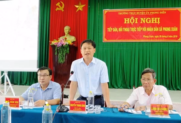 Ông Nguyễn Thanh Bình trả lời thắc mắc của người dân tại xã Phong Xuân, được người dân đồng tình và đánh giá cao.