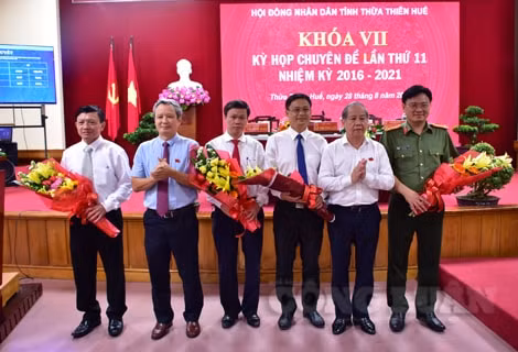 Bí thư Tỉnh ủy và Chủ tịch UBND tỉnh Thừa Thiên Huế tặng hoa chúc mừng tân Phó Chủ tịch UBND tỉnh và các ủy viên UBND tỉnh.