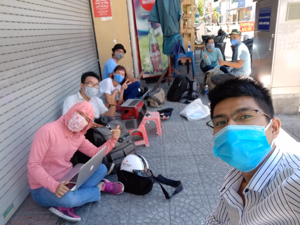Tạm rời xa gia đình người thân, nhà báo phóng viên vẫn giữ tinh thần lạc quan để mỗi ngày qua đi là một ngày được sống cống hiến với nghề.