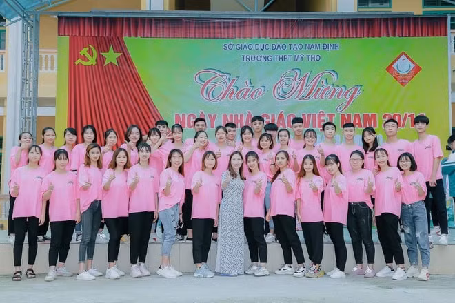 Nguyễn Thị Hương (đứng thứ 6 từ phải qua) cùng bạn học trong lớp. Ảnh: NVCC.