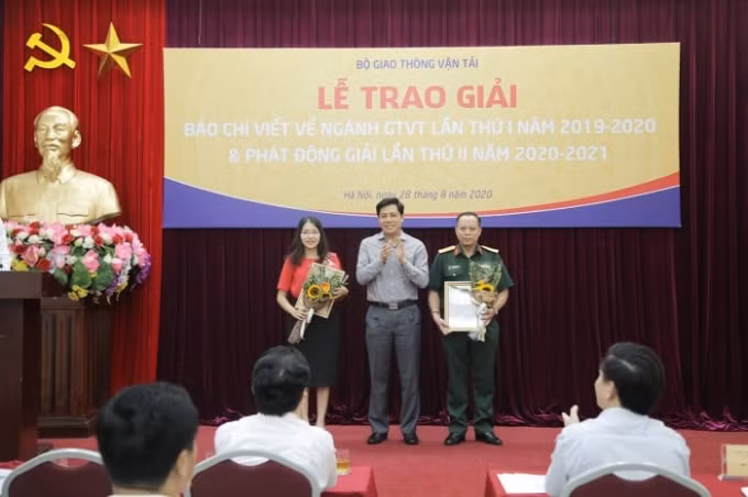 Thứ trưởng Bộ GTVT, Trưởng Ban Tổ chức cuộc thi Nguyễn Ngọc Đông trao giải cho các đơn vị đạt Giải Tập thể - Ảnh: Tạ Hải
