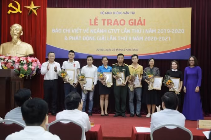 Ông Khuất Việt Hùng, Phó Chủ tịch chuyên trách Ủy ban ATGT Quốc gia và bà Mai Hương Giang, Phó Cục trưởng Cục Báo chí và trao giải Khuyến khích cho các tác giả - Ảnh: Tạ Hải
