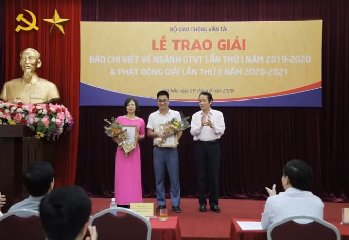 Thứ trưởng Bộ Thông tin và Truyền thông Hoàng Vĩnh Bảo trao giải Nhì cho nhóm tác giả Báo Giao thông và Báo Thái Bình - Ảnh: Tạ Hải