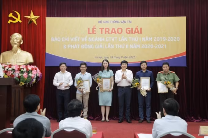 Ông Hồ Quang Lợi, Phó Chủ tịch thường trực Hội Nhà báo Việt Nam và ông Trần Thanh Lâm, Vụ trưởng Vụ Báo chí xuất bản (Ban Tuyên giáo Trung ương) trao giải Ba cho các tác giả/nhóm tác giả - Ảnh: Tạ Hải