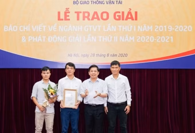 Bộ trưởng Bộ GTVT Nguyễn Văn Thể trao giải Nhất cho nhóm tác giả Báo Tuổi trẻ TP Hồ Chí Minh với tác phẩm: “55 năm Cung đường Hạnh phúc trên núi đá Hà Giang”