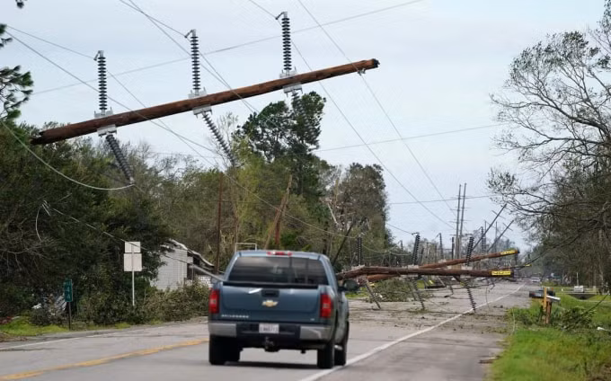 Ít nhất 6 người được báo cáo thiệt mạng do siêu bão Laura gây nên - Ảnh: Reuters