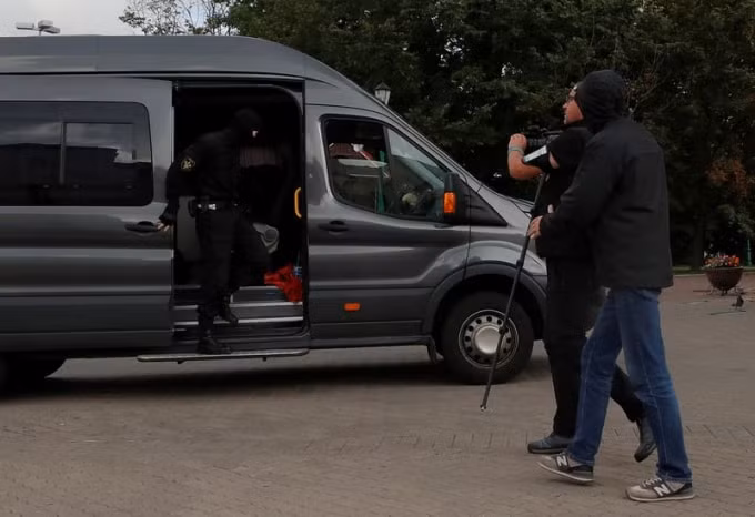 Một nhà báo bị cảnh sát bắt giữ ở Minsk, Belarus khi chuẩn bị đưa tin về biểu tình. Ảnh: Reuters